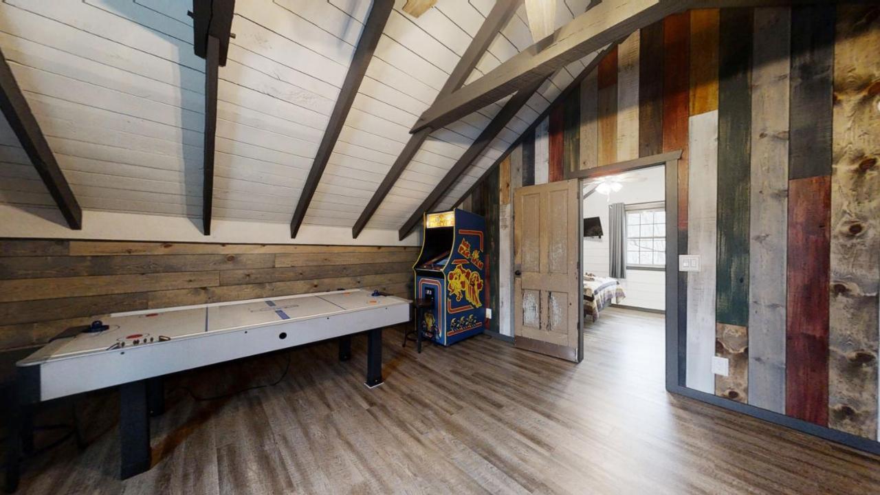 Bigfoots Hideaway Cabin Гетлинбург Екстериор снимка