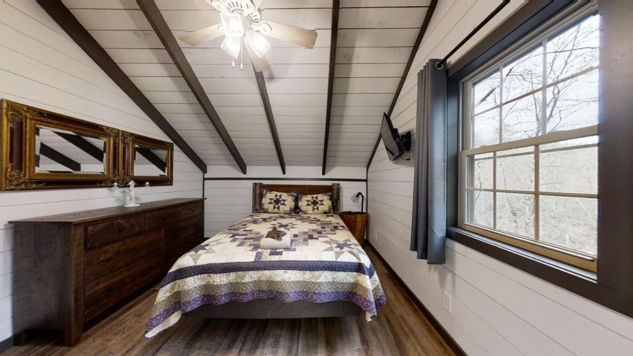 Bigfoots Hideaway Cabin Гетлинбург Екстериор снимка