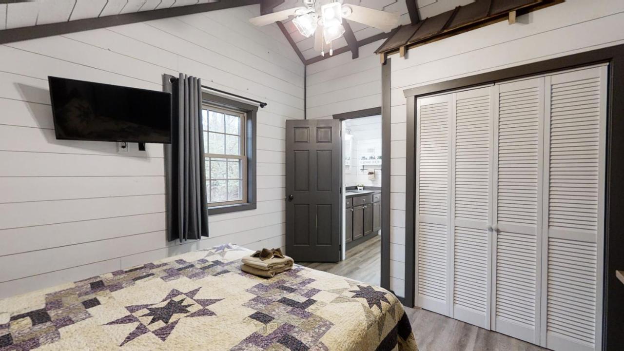 Bigfoots Hideaway Cabin Гетлинбург Екстериор снимка