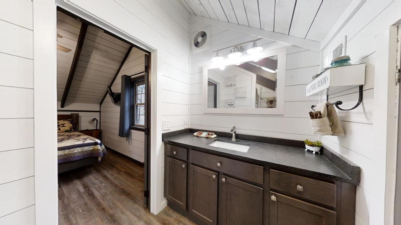 Bigfoots Hideaway Cabin Гетлинбург Екстериор снимка