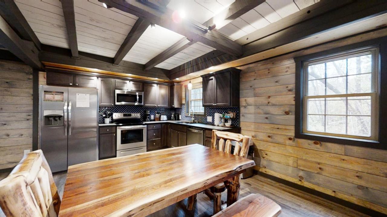 Bigfoots Hideaway Cabin Гетлинбург Екстериор снимка