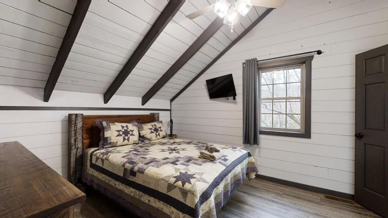 Bigfoots Hideaway Cabin Гетлинбург Екстериор снимка